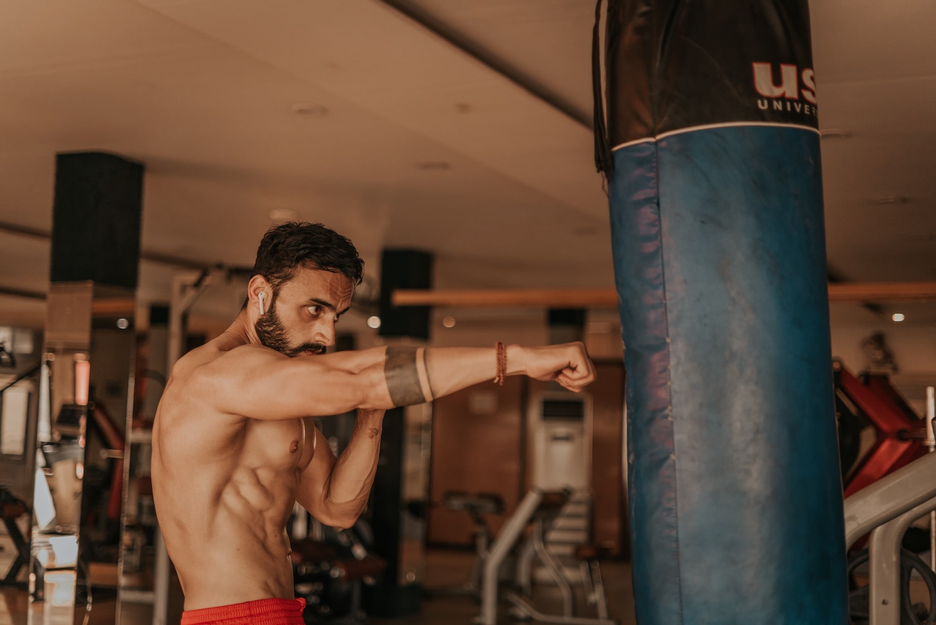 can you punch a heavy bag without gloves?